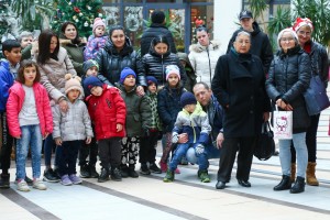 Podela novogodišnjih paketića u akciji udruženja "Za Suboticu svim srcem"