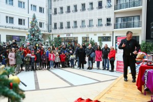 Podela novogodišnjih paketića u akciji udruženja "Za Suboticu svim srcem"