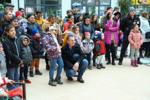 Podela novogodišnjih paketića u akciji udruženja "Za Suboticu svim srcem"