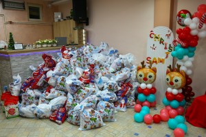 Podela novogodišnjih paketića u organizaciji "Naše malo je nekome sve"