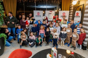 Deda Mraz u "Jovistu" - podela paketića za decu zaposlenih