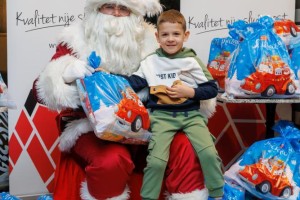 Deda Mraz u "Jovistu" - podela paketića za decu zaposlenih