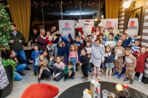 Deda Mraz u "Jovistu" - podela paketića za decu zaposlenih