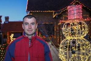 Praznična dekorativna rasveta na porodičnoj kući u Donjem Tavankutu