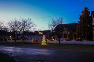 Praznična dekorativna rasveta na porodičnoj kući u Donjem Tavankutu