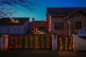 Praznična dekorativna rasveta na porodičnoj kući u Donjem Tavankutu