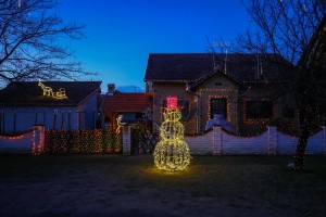 Praznična dekorativna rasveta na porodičnoj kući u Donjem Tavankutu