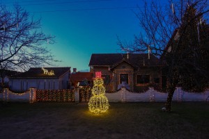 Praznična dekorativna rasveta na porodičnoj kući u Donjem Tavankutu