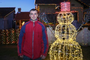 Praznična dekorativna rasveta na porodičnoj kući u Donjem Tavankutu