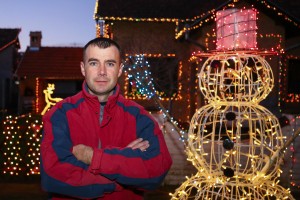 Praznična dekorativna rasveta na porodičnoj kući u Donjem Tavankutu