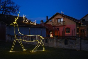 Praznična dekorativna rasveta na porodičnoj kući u Donjem Tavankutu