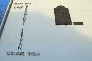 Protest ispred škole "Sečenji Ištvan" povodom incidenta sa učenikom