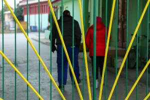 Protest ispred škole "Sečenji Ištvan" povodom incidenta sa učenikom