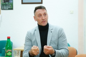 Fudbaler Savo Pavićević posetio učenike u aleksandrovačkoj osnovnoj školi