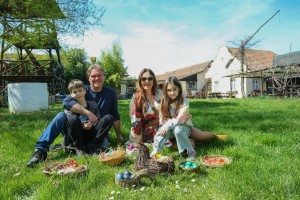 Obeležavanje Uskrsa kod porodice Gabrić u Hajdukovu