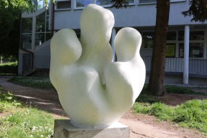 Skulptura "Grupa" ispred Dečjeg dispanzera