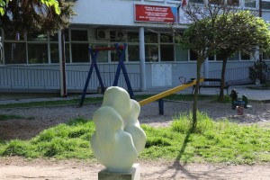 Skulptura "Grupa" ispred Dečjeg dispanzera