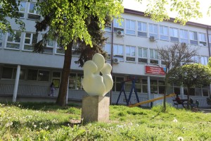 Skulptura "Grupa" ispred Dečjeg dispanzera
