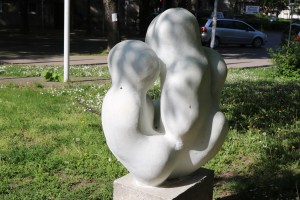 Skulptura "Grupa" ispred Dečjeg dispanzera