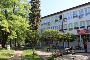 Skulptura "Grupa" ispred Dečjeg dispanzera