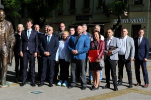 Predaja potpisa podrške Saveza vojvođanskih Mađara za lokalne izbore