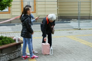 Mlada Nevena Brčić i drugarica u akciji prikupljanju pomoći sa sugrađanku
