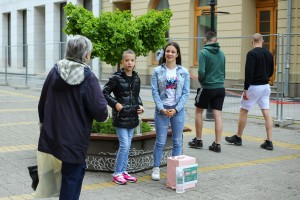Mlada Nevena Brčić i drugarica u akciji prikupljanju pomoći sa sugrađanku