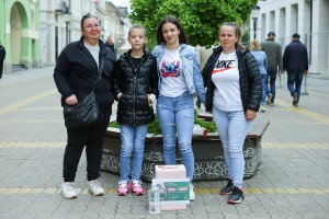 Mlada Nevena Brčić i drugarica u akciji prikupljanju pomoći sa sugrađanku