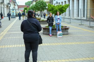 Mlada Nevena Brčić i drugarica u akciji prikupljanju pomoći sa sugrađanku