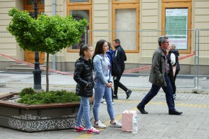 Mlada Nevena Brčić i drugarica u akciji prikupljanju pomoći sa sugrađanku