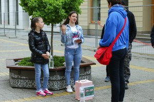 Mlada Nevena Brčić i drugarica u akciji prikupljanju pomoći sa sugrađanku