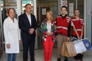 Uručenje poklona bebama rođenim na 8. maj - Dan Crvenog krsta