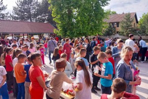 Humanitarni bazar osnovaca u "Mikiću"
