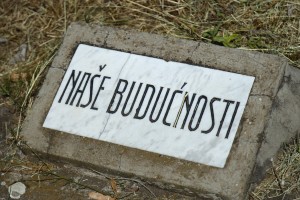 Spomenik "Nemirna ravnica"