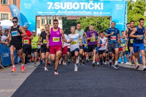 7. Subotički polumaraton - početak trke i trkači