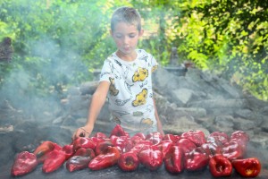 Pečenje paprike u domu porodice Stojiljković