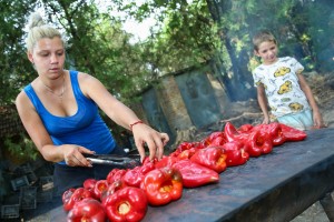 Pečenje paprike u domu porodice Stojiljković