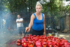 Pečenje paprike u domu porodice Stojiljković
