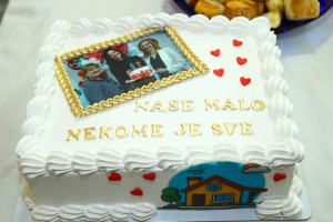 Primopredaja renovirane kuće porodici sa troje dece