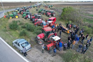 Protest poljoprivrednika na kružnom toku Žedničkog puta