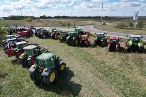 Protest poljoprivrednika na kružnom toku Žedničkog puta