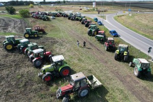 Protest poljoprivrednika na kružnom toku Žedničkog puta