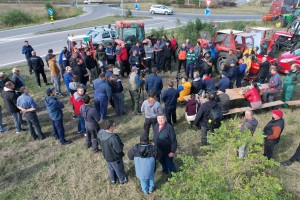 Protest poljoprivrednika na kružnom toku Žedničkog puta