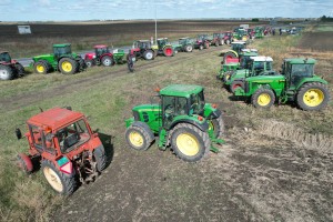 Protest poljoprivrednika na kružnom toku Žedničkog puta