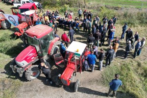 Protest poljoprivrednika na kružnom toku Žedničkog puta