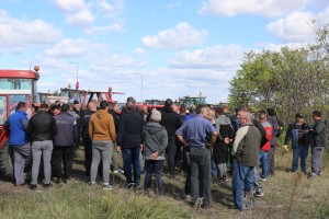 Protest poljoprivrednika na kružnom toku Žedničkog puta