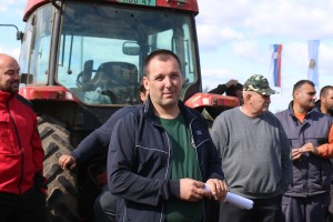 Protest poljoprivrednika na kružnom toku Žedničkog puta