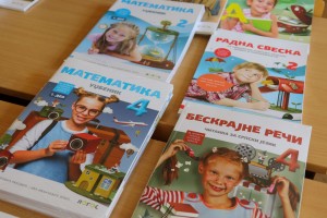 Uručenje udžbenika deci iz romske zajednice i socijalno ugroženima