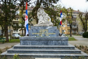 Pomen i polaganje venaca na spomenik palim junacima