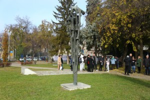 Polaganje venaca na spomenik "Balada vešanih"